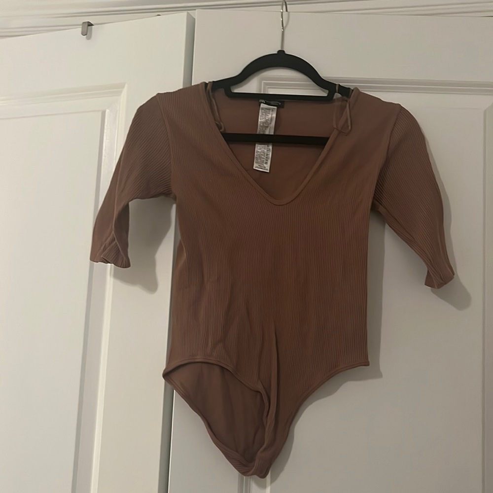 ZARA basic ribbed camel/brown v neck 3/4 sleeve bodysuit